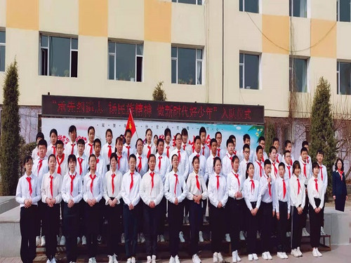 通榆县第二小学校 举行“承先烈遗志 扬民族精神做新时代好少年”清明节入队仪式